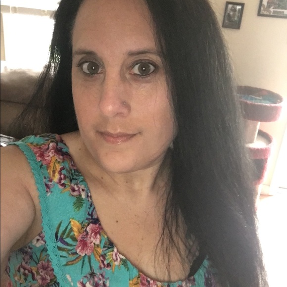 Meet your Posher, Sandy - Picture 3 of 3